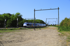 904249 Gezicht op het opgebroken gedeelte van de Oosterspoorweg te Utrecht, vanaf de Voordorpsedijk, ter hoogte van het ...